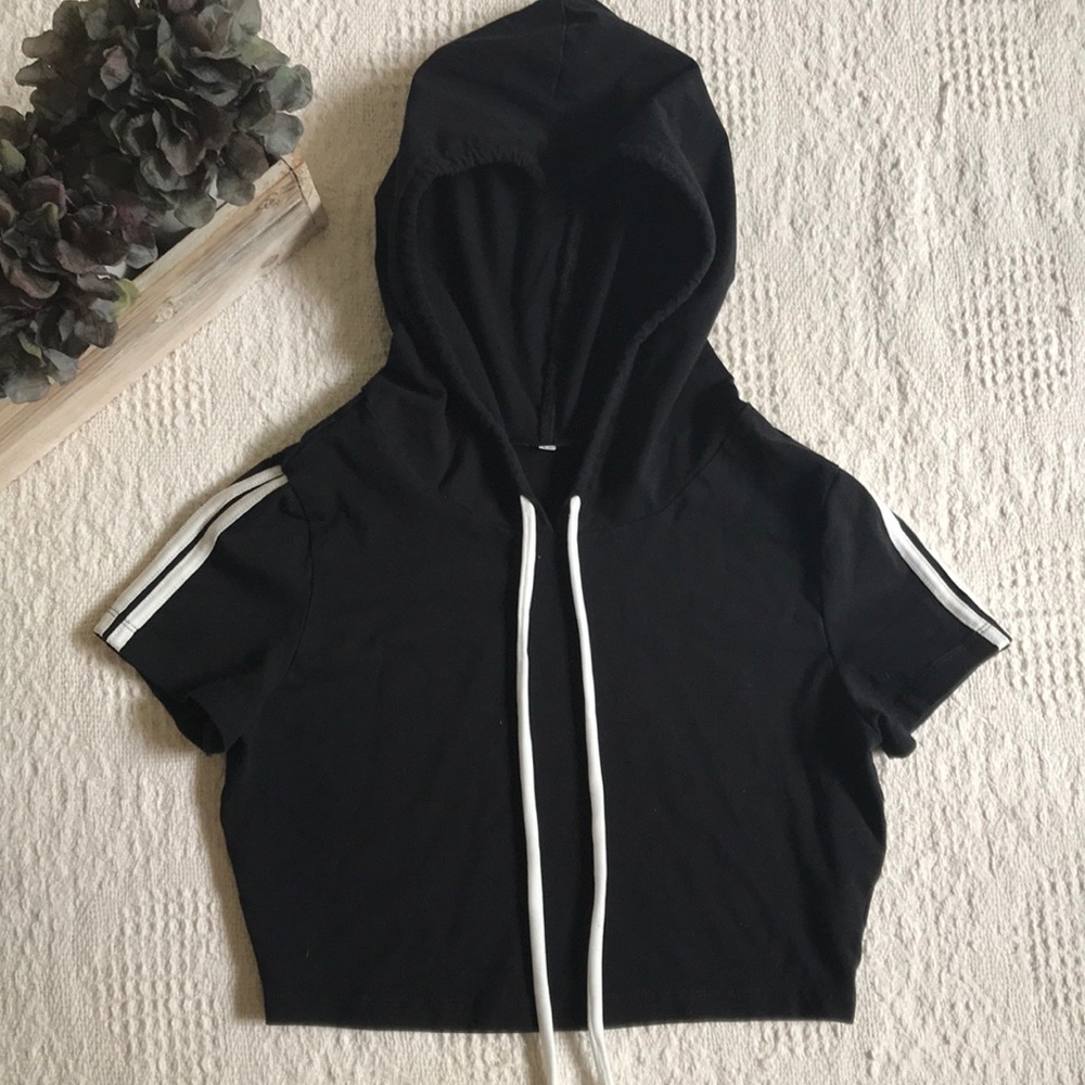 NWOT Black cropped pullover hoodie